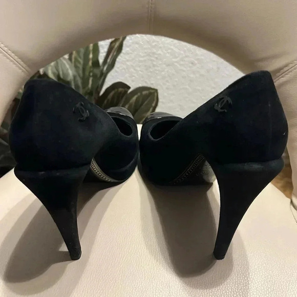 Chanel Black Suede Platform Pumps w/ Patent Leather Cap Toe + CC Logo size 38.5 - Picture 10 of 16